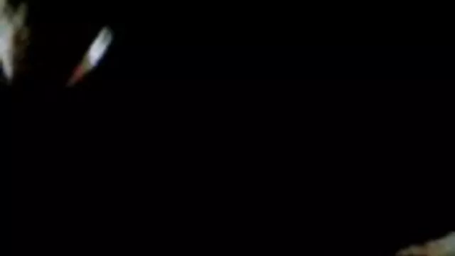دختر انعطاف پذیر برهنه ژیمناستیک انجام می دهد کلیپ فیلم سوپر خارجی