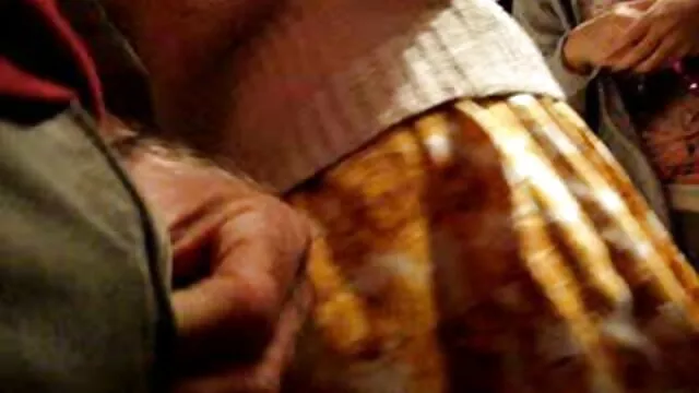 ربودن لزبین مویی در کلیپ سکسی بدون نیاز به فیلتر شکن آشپزخانه غذا می خورد